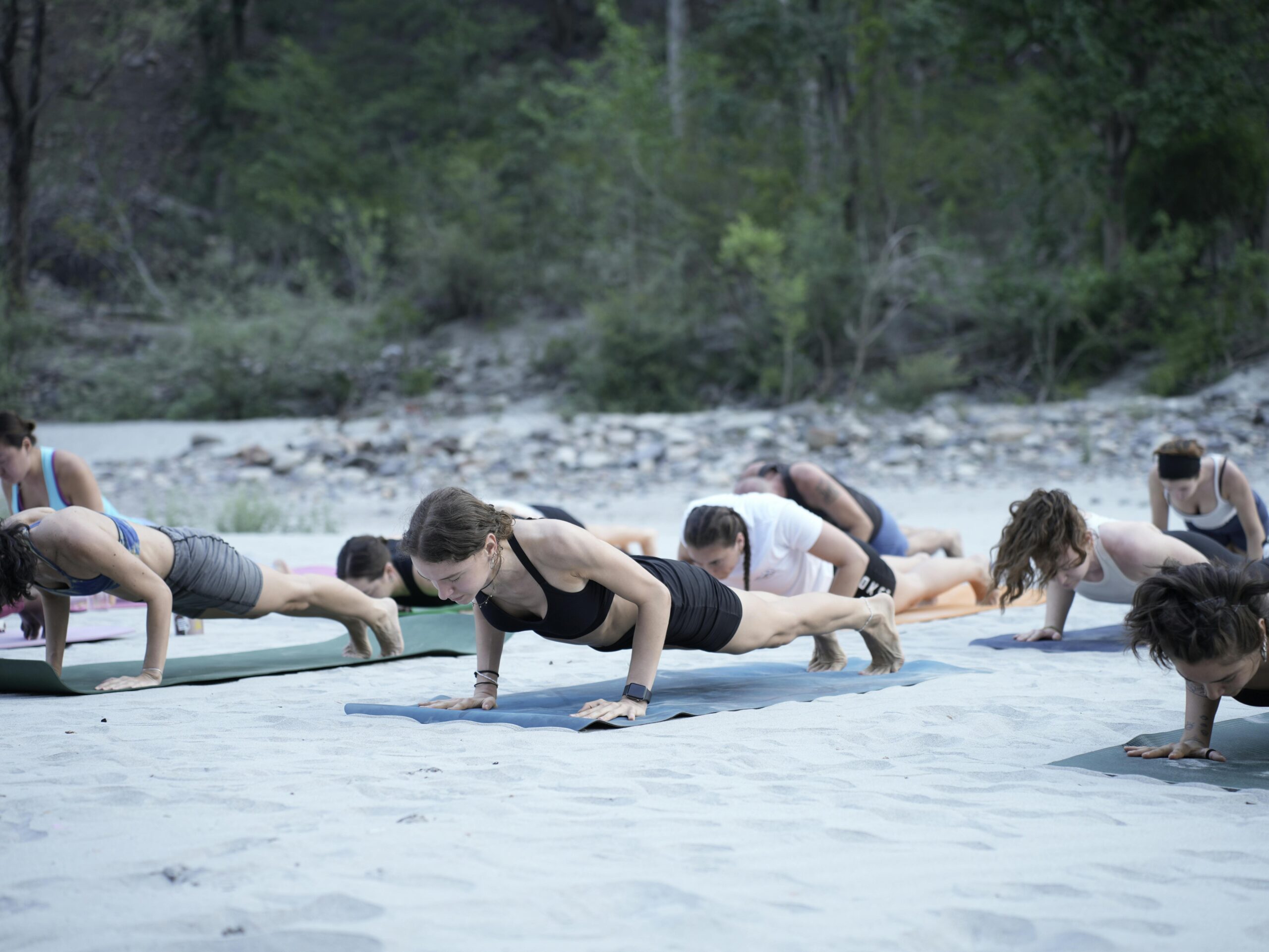 Séance de yoga sur la plage — Coastal Wellness Amanblu