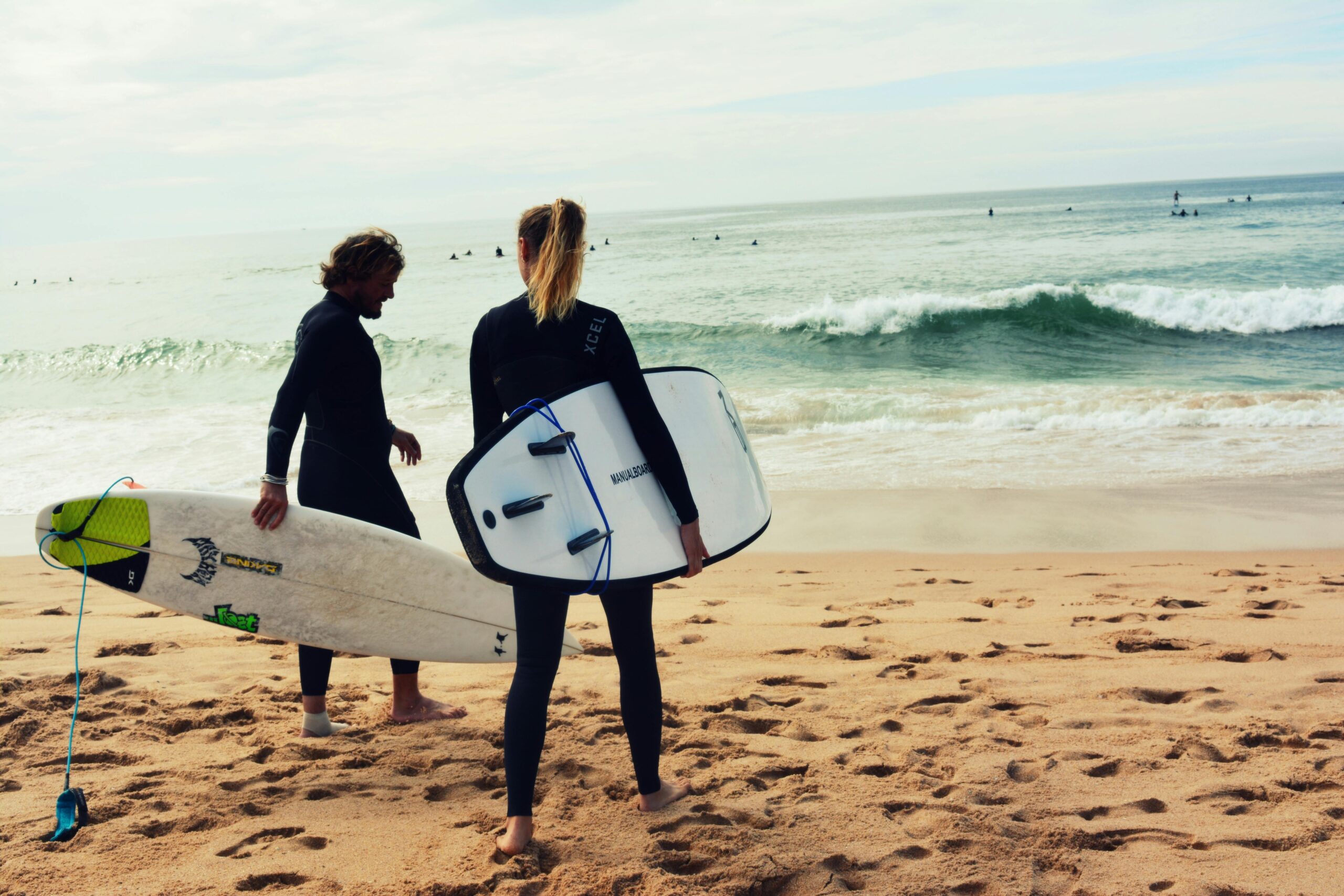 Retraite Surf Amanblu — deux surfeurs face aux vagues de Taghazout