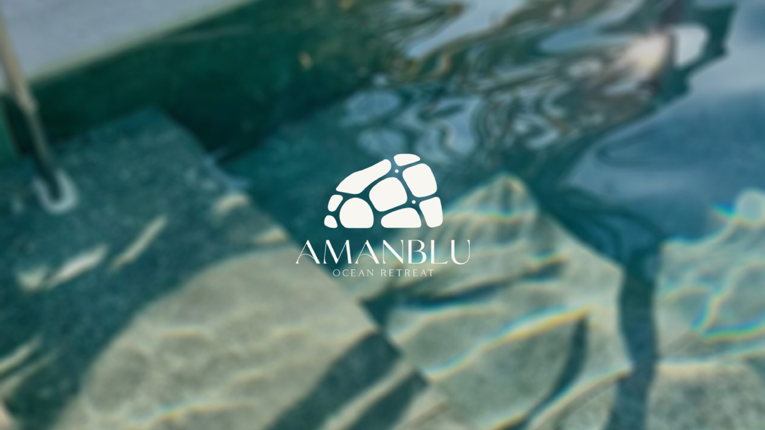 Piscine en pierre naturelle d'Amanblu — détail architectural