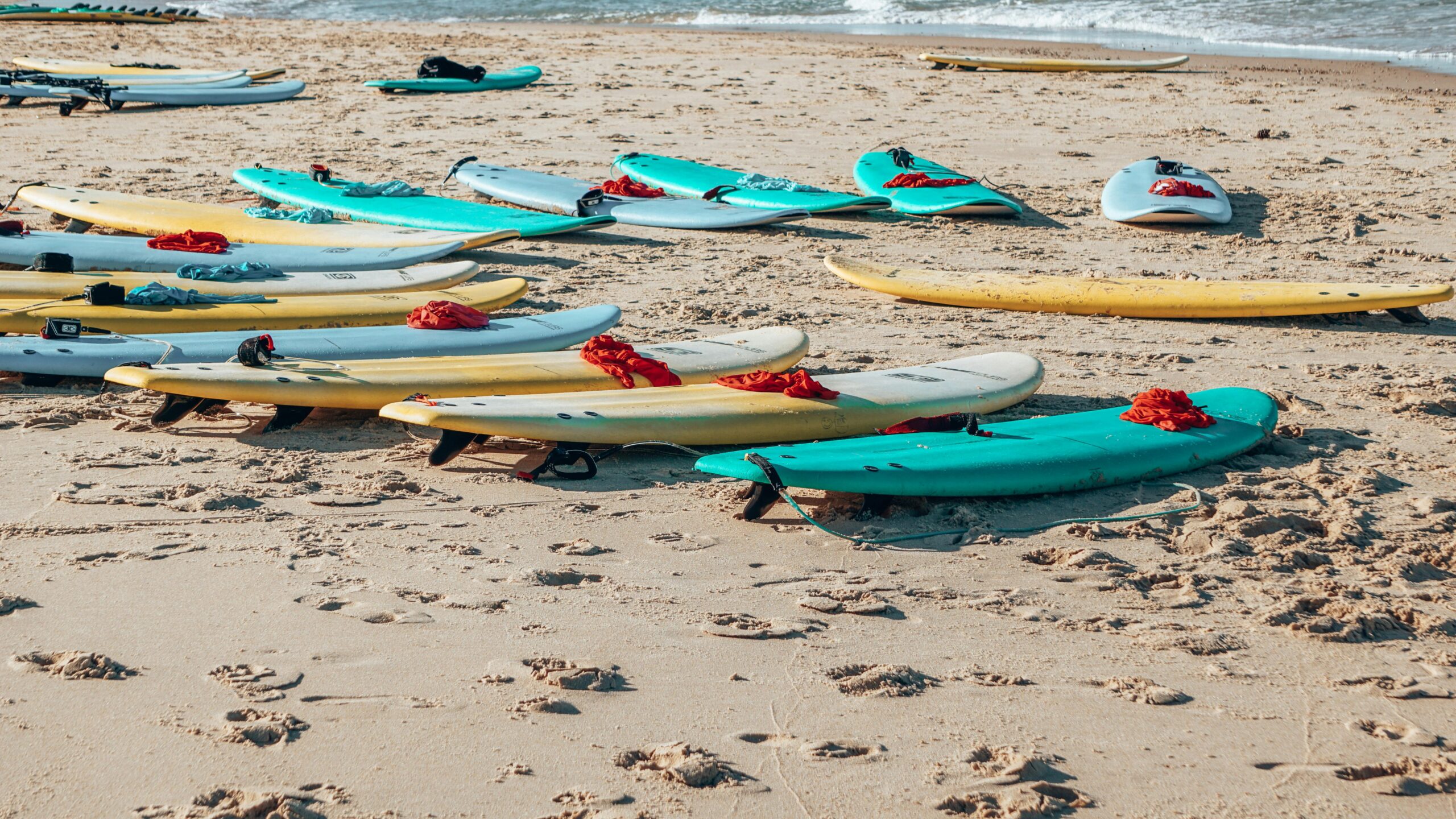 Planches de surf sur la plage d'Imi Ouadar — école de surf Amanblu