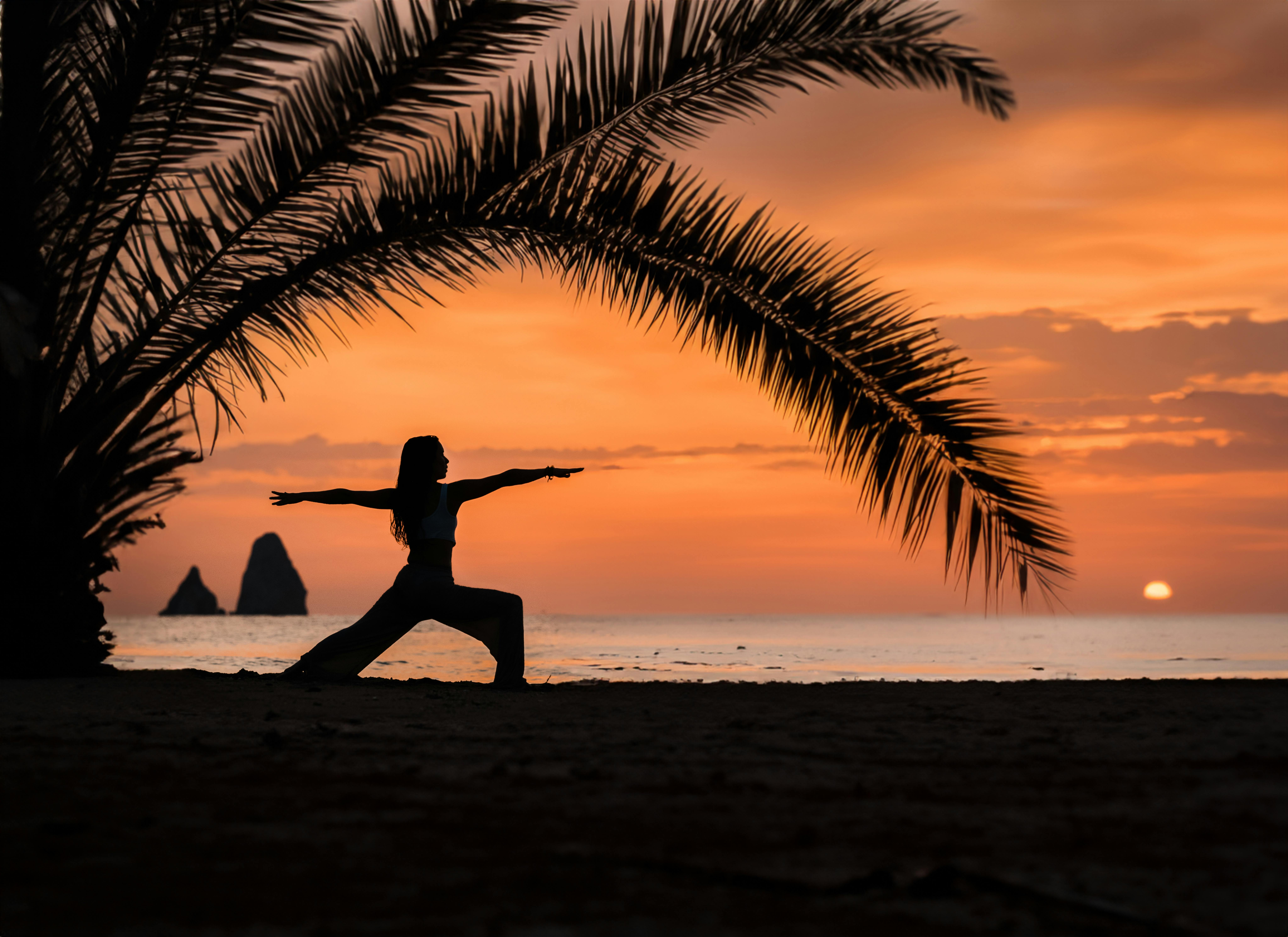 Retraite Yoga Amanblu — séance de yoga au coucher du soleil sur la plage
