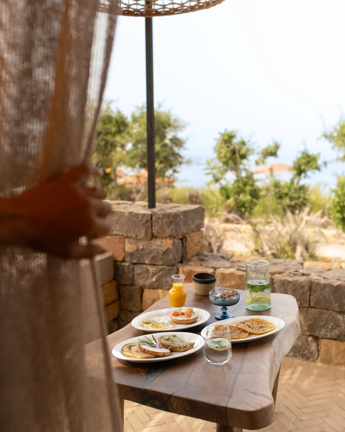 Petit-déjeuner dressé sur la terrasse d'un bungalow Amanblu, l'océan Atlantique au fond