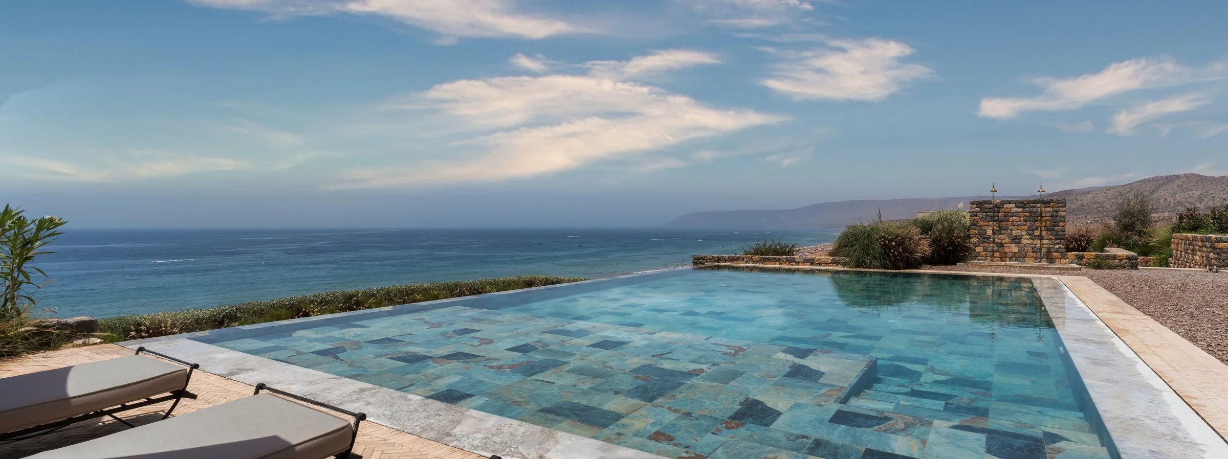 Piscine à débordement d'Amanblu qui se fond dans l'océan Atlantique
