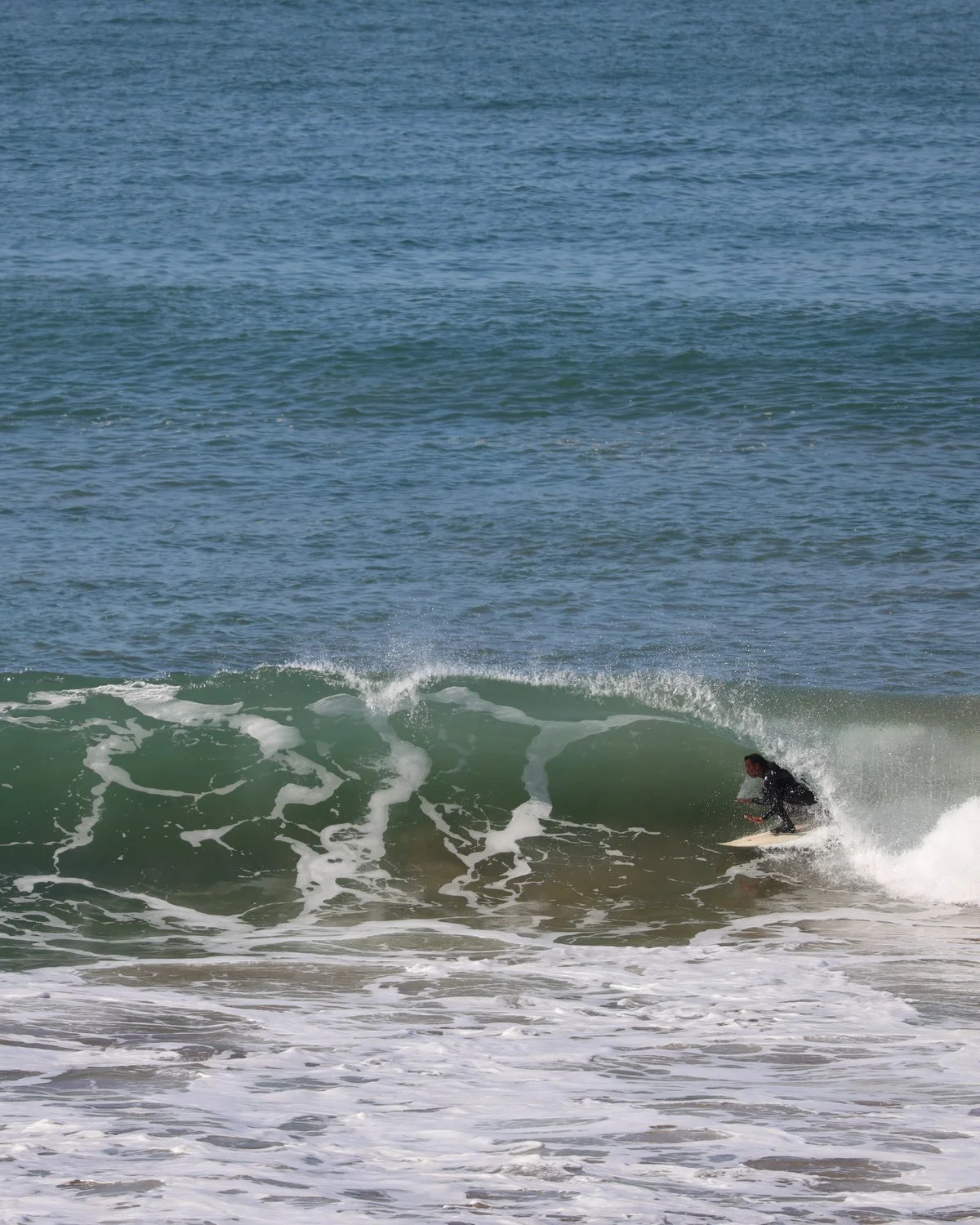 Un surfeur sur une vague creuse d'un spot de Taghazout, quasiment personne à l'eau