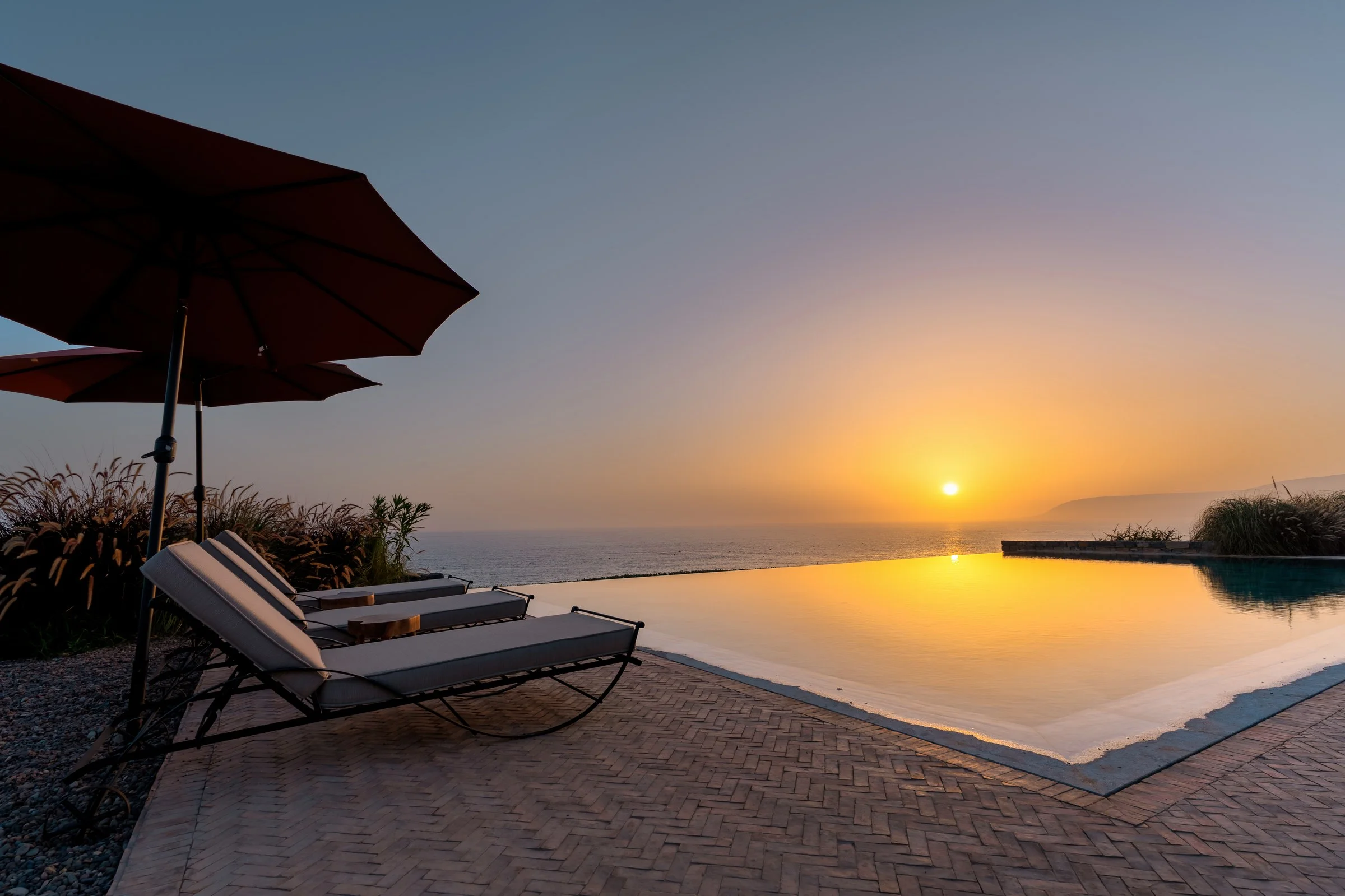 Coucher de soleil sur la piscine à débordement d'Amanblu face à l'Atlantique