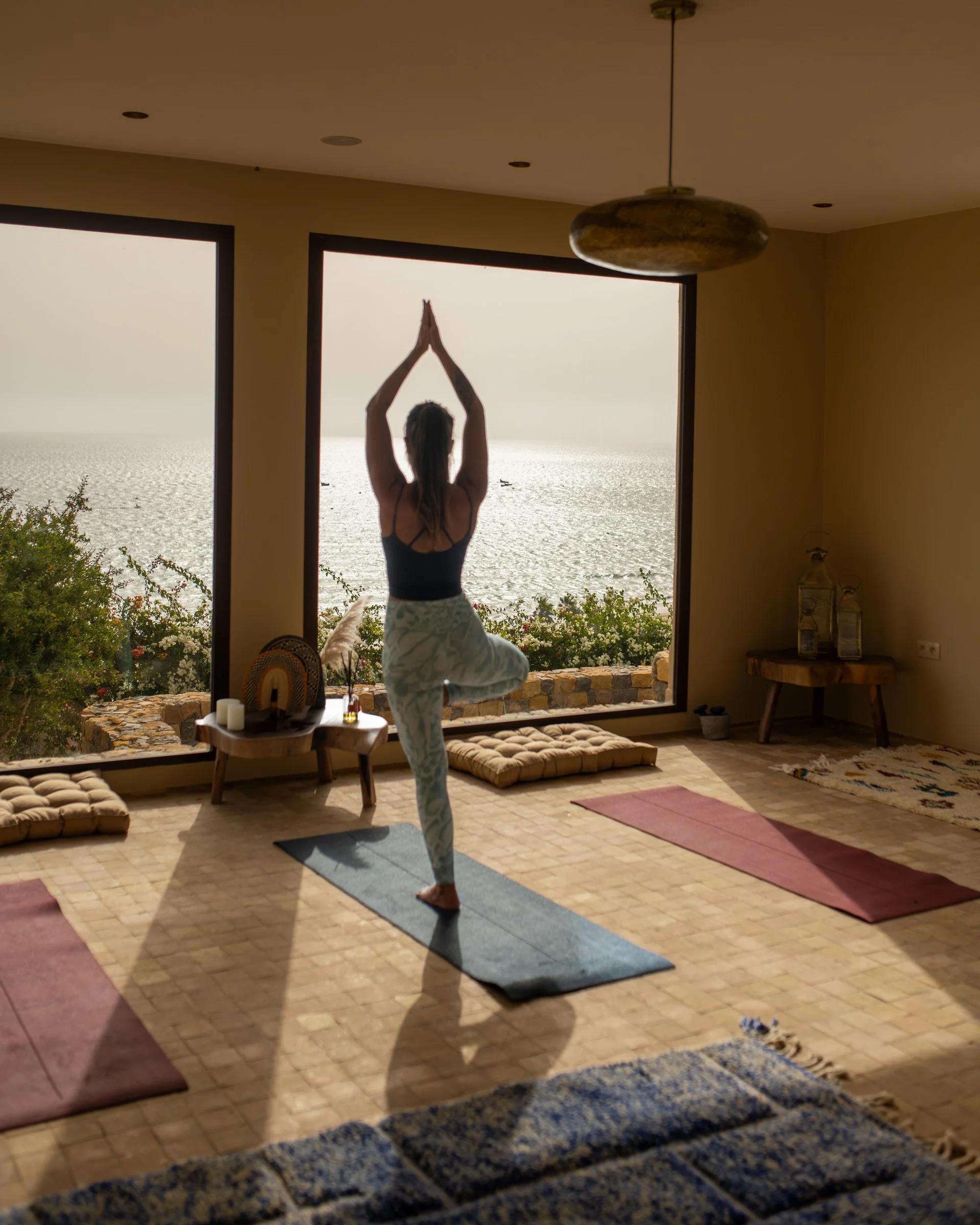 Séance de yoga à Amanblu face à l'océan Atlantique
